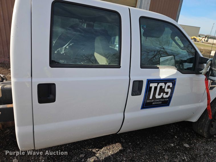 image for item EB8470 2008 Ford F350 Super Duty pickup truck cab and chassis