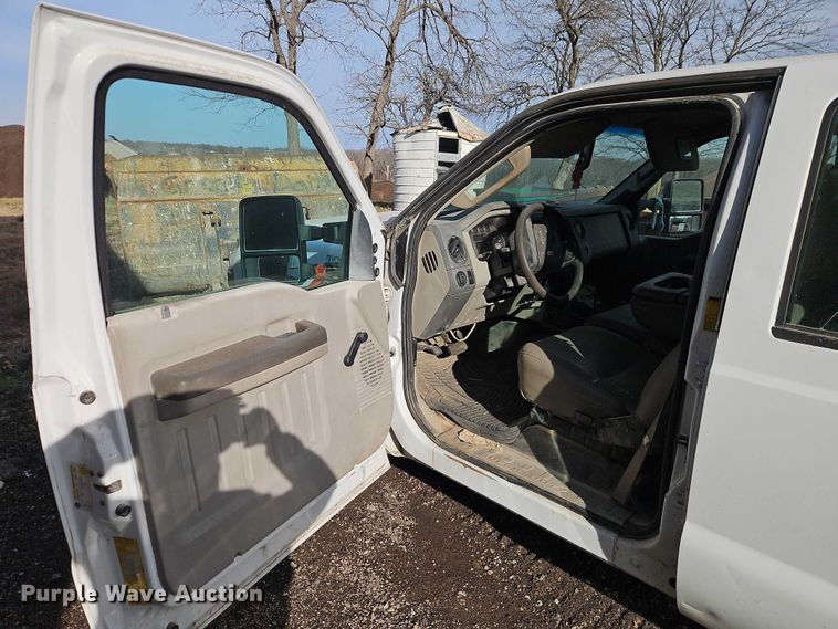 image for item EB8470 2008 Ford F350 Super Duty pickup truck cab and chassis