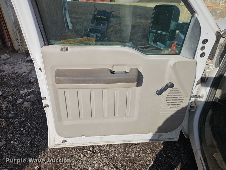 image for item EB8470 2008 Ford F350 Super Duty pickup truck cab and chassis