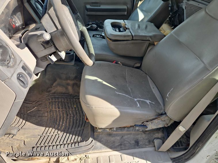 image for item EB8470 2008 Ford F350 Super Duty pickup truck cab and chassis