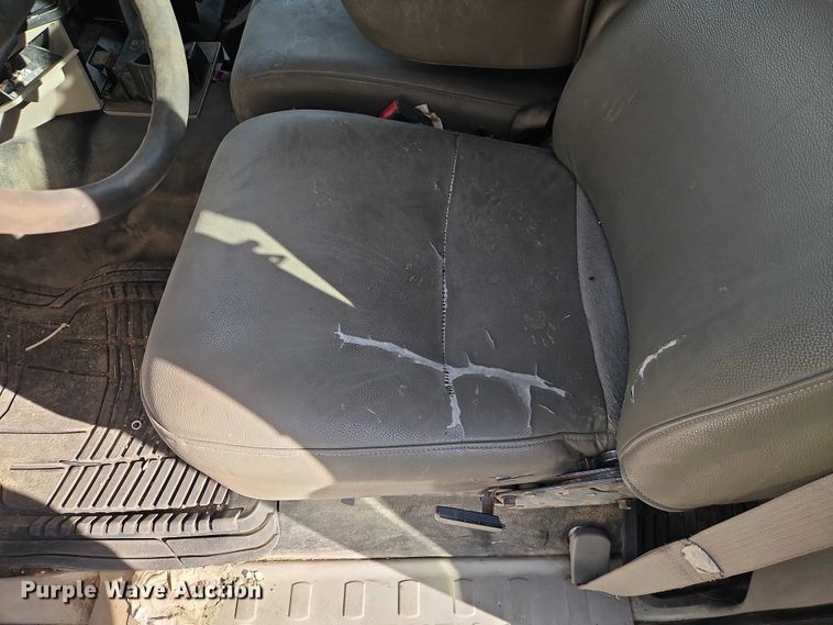 image for item EB8470 2008 Ford F350 Super Duty pickup truck cab and chassis