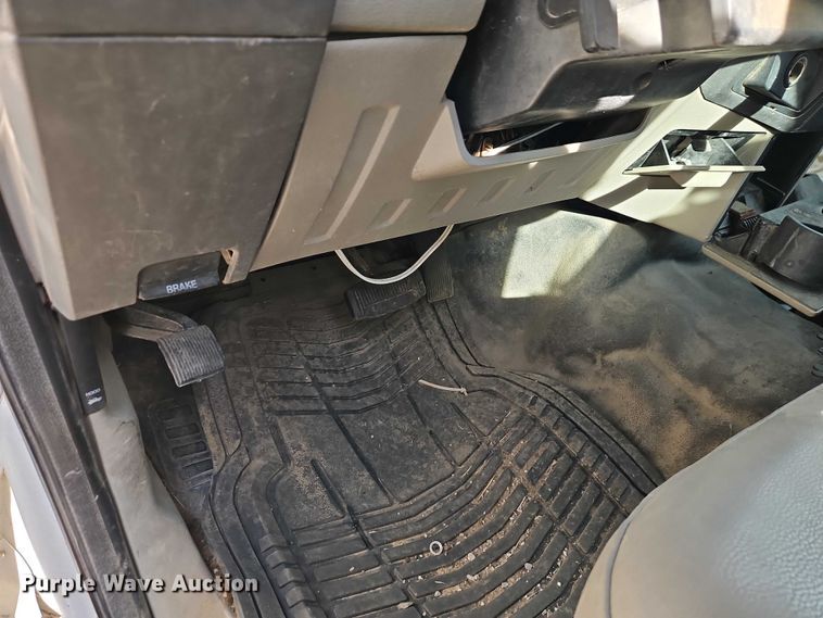 image for item EB8470 2008 Ford F350 Super Duty pickup truck cab and chassis