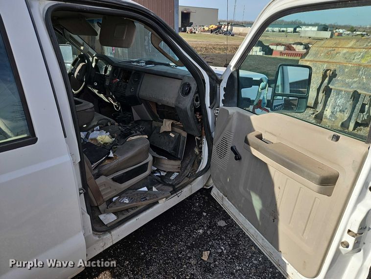 image for item EB8470 2008 Ford F350 Super Duty pickup truck cab and chassis