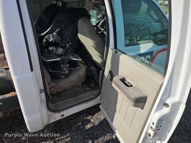 image for item EB8470 2008 Ford F350 Super Duty pickup truck cab and chassis
