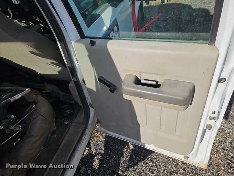 image for item EB8470 2008 Ford F350 Super Duty pickup truck cab and chassis