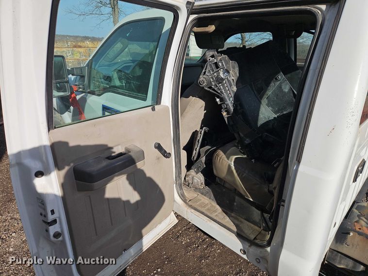 image for item EB8470 2008 Ford F350 Super Duty pickup truck cab and chassis