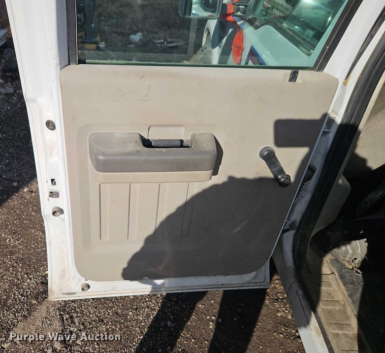 image for item EB8470 2008 Ford F350 Super Duty pickup truck cab and chassis