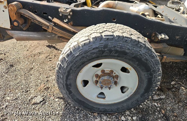 image for item EB8470 2008 Ford F350 Super Duty pickup truck cab and chassis