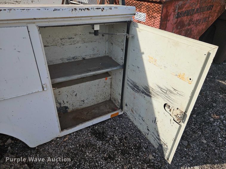 image for item EB8470 2008 Ford F350 Super Duty pickup truck cab and chassis