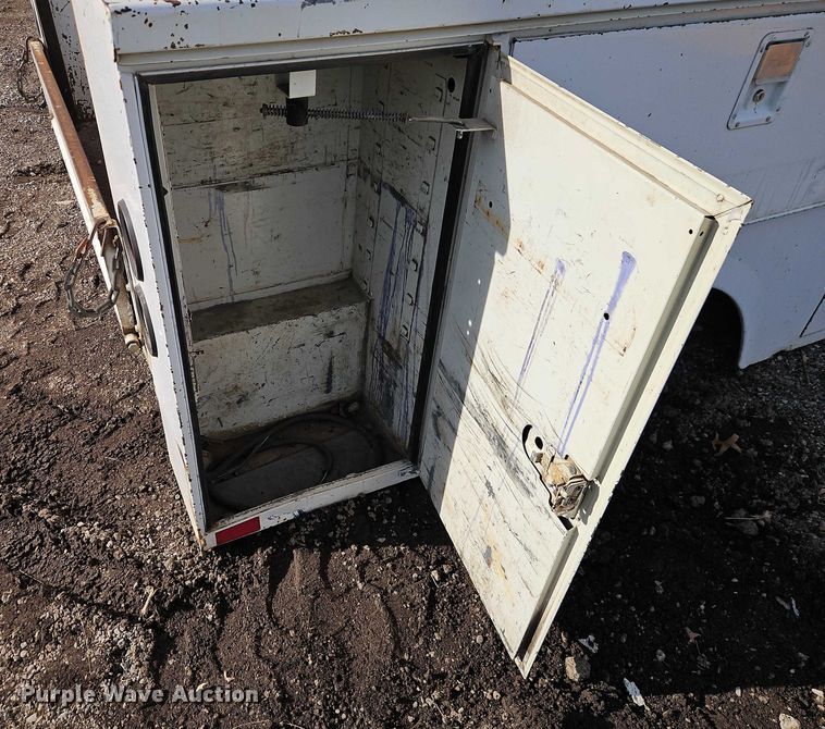 image for item EB8470 2008 Ford F350 Super Duty pickup truck cab and chassis