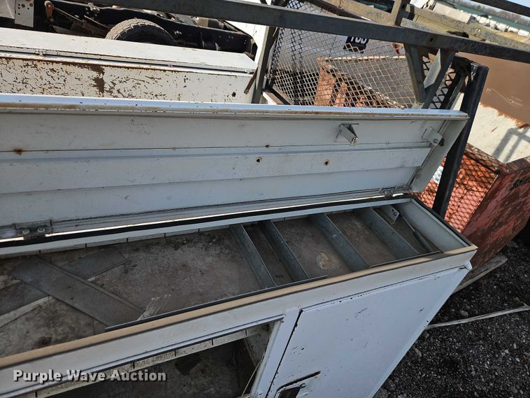 image for item EB8470 2008 Ford F350 Super Duty pickup truck cab and chassis