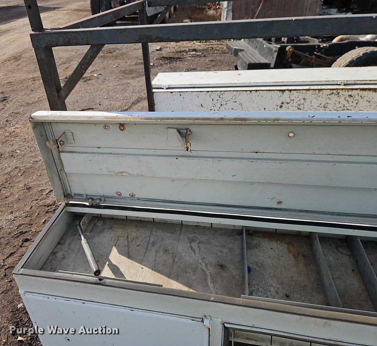 image for item EB8470 2008 Ford F350 Super Duty pickup truck cab and chassis