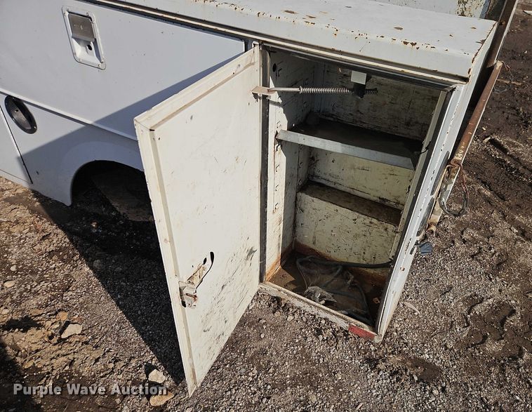 image for item EB8470 2008 Ford F350 Super Duty pickup truck cab and chassis