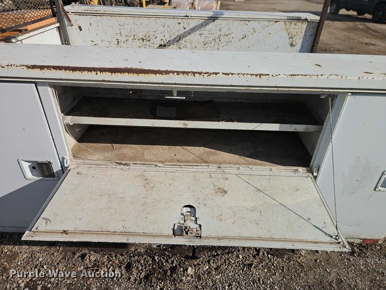 image for item EB8470 2008 Ford F350 Super Duty pickup truck cab and chassis