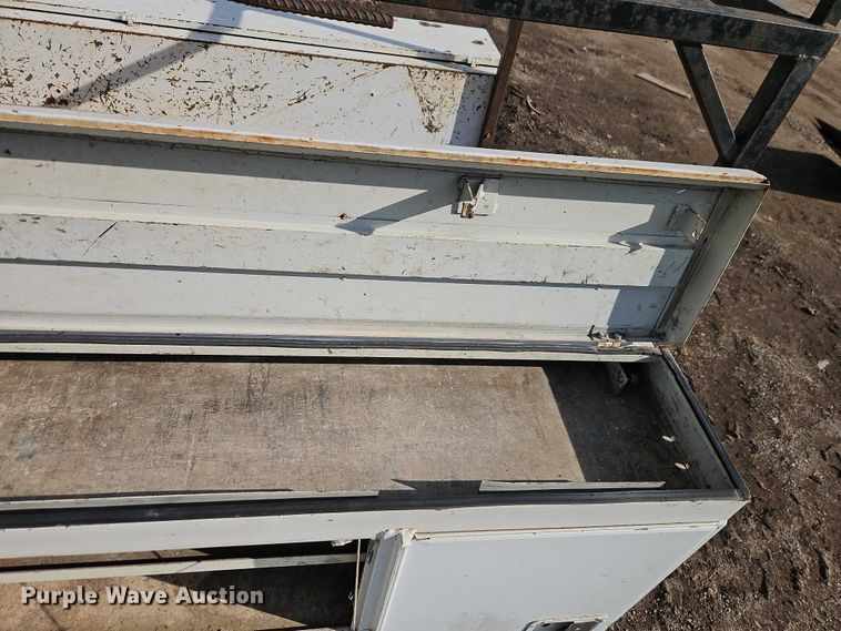 image for item EB8470 2008 Ford F350 Super Duty pickup truck cab and chassis