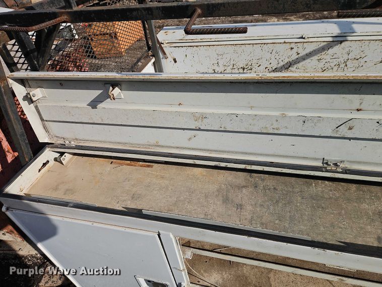 image for item EB8470 2008 Ford F350 Super Duty pickup truck cab and chassis