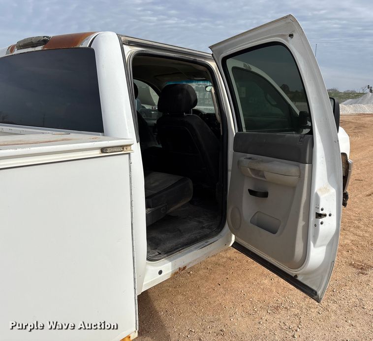 image for item ED2391 2014 Chevrolet Silverado 3500HD Crew Cab utility bed pickup truck