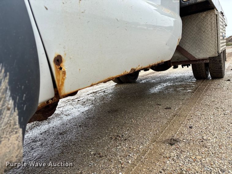 image for item ED2407 2006 Ford F550 XL Super Duty flatbed truck