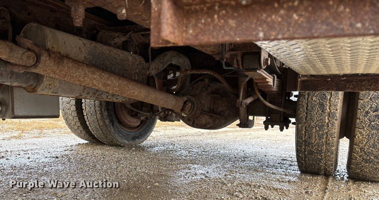 image for item ED2407 2006 Ford F550 XL Super Duty flatbed truck