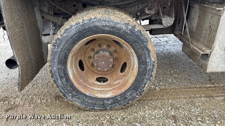 image for item ED2407 2006 Ford F550 XL Super Duty flatbed truck