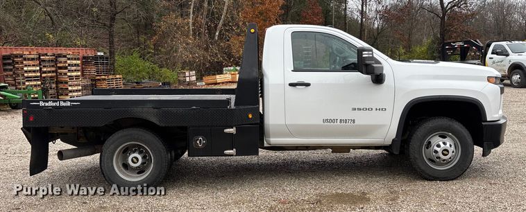 image for item ED2412 2020 Chevrolet Silverado 3500HD flatbed pickup truck