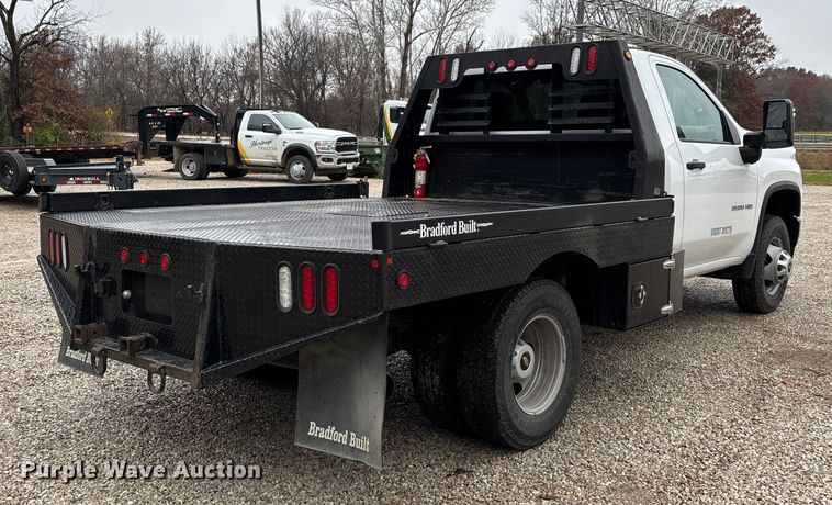 image for item ED2412 2020 Chevrolet Silverado 3500HD flatbed pickup truck
