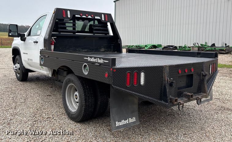image for item ED2412 2020 Chevrolet Silverado 3500HD flatbed pickup truck