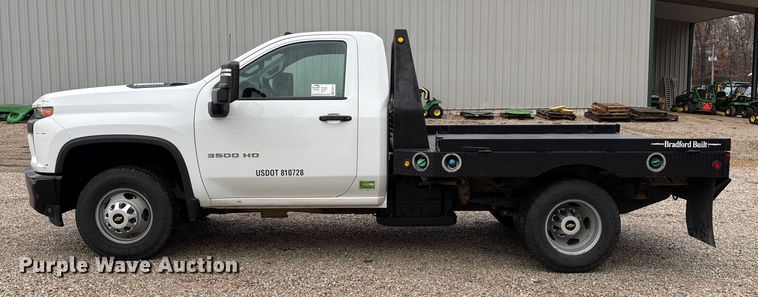image for item ED2412 2020 Chevrolet Silverado 3500HD flatbed pickup truck
