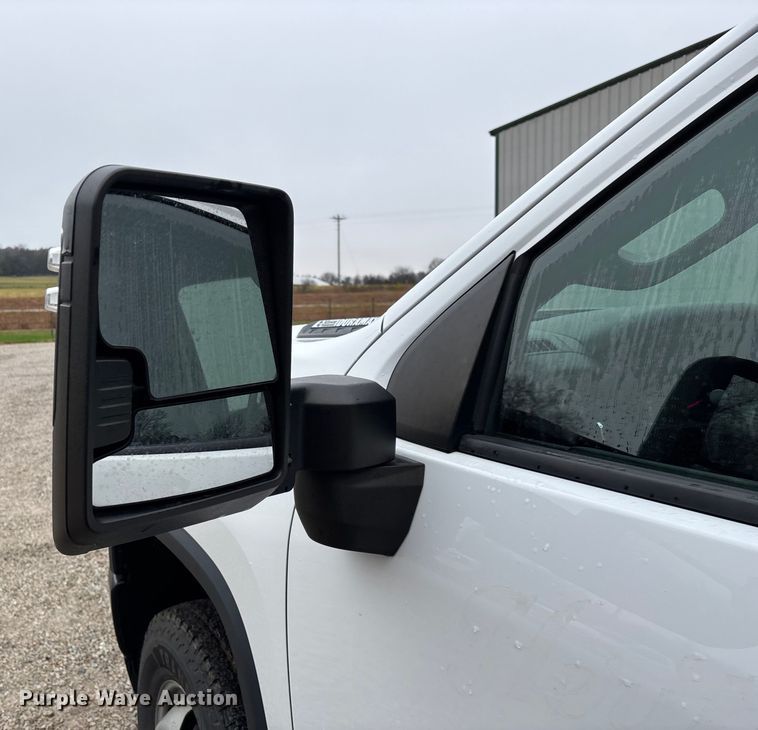 image for item ED2412 2020 Chevrolet Silverado 3500HD flatbed pickup truck