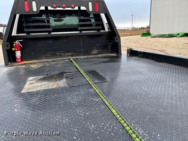 image for item ED2412 2020 Chevrolet Silverado 3500HD flatbed pickup truck