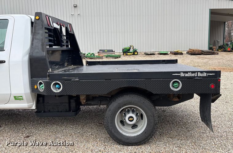 image for item ED2412 2020 Chevrolet Silverado 3500HD flatbed pickup truck