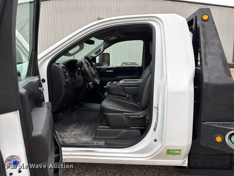 image for item ED2412 2020 Chevrolet Silverado 3500HD flatbed pickup truck