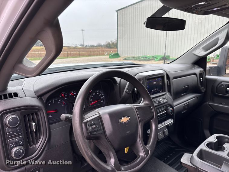 image for item ED2412 2020 Chevrolet Silverado 3500HD flatbed pickup truck