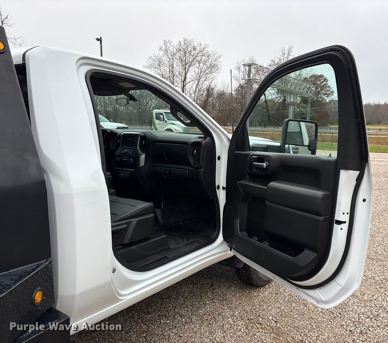 image for item ED2412 2020 Chevrolet Silverado 3500HD flatbed pickup truck