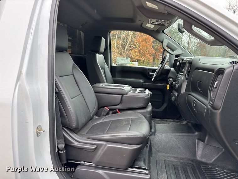 image for item ED2412 2020 Chevrolet Silverado 3500HD flatbed pickup truck