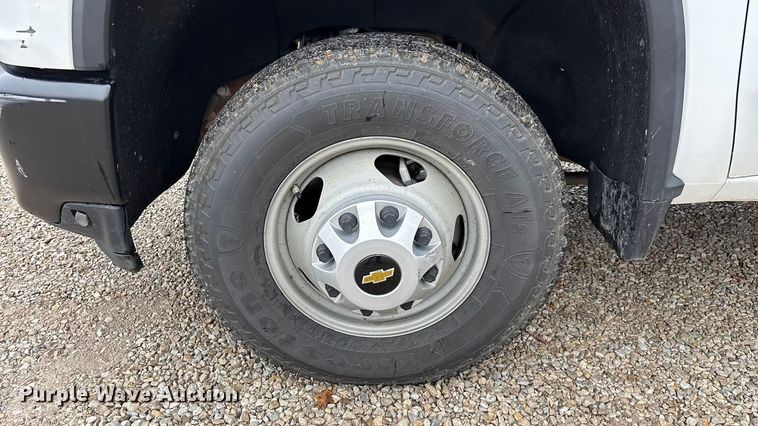 image for item ED2412 2020 Chevrolet Silverado 3500HD flatbed pickup truck