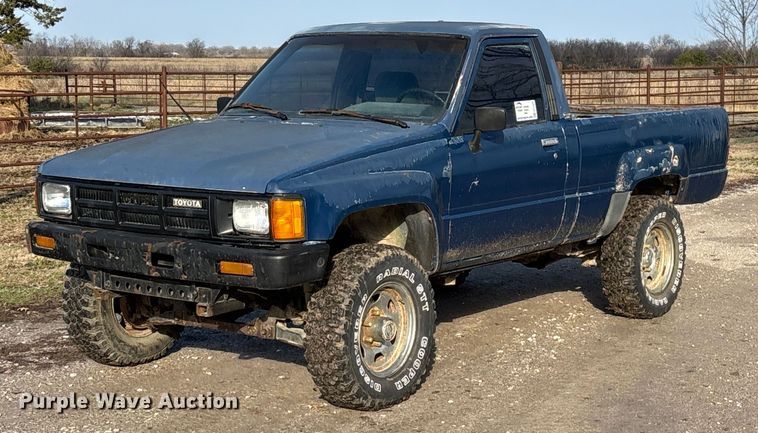 image for item ED2429 1986 Toyota pickup truck