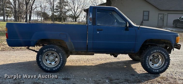 image for item ED2429 1986 Toyota pickup truck