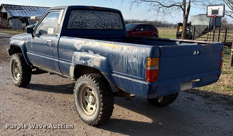 image for item ED2429 1986 Toyota pickup truck