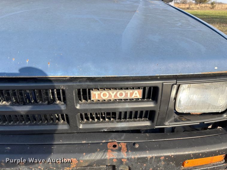 image for item ED2429 1986 Toyota pickup truck