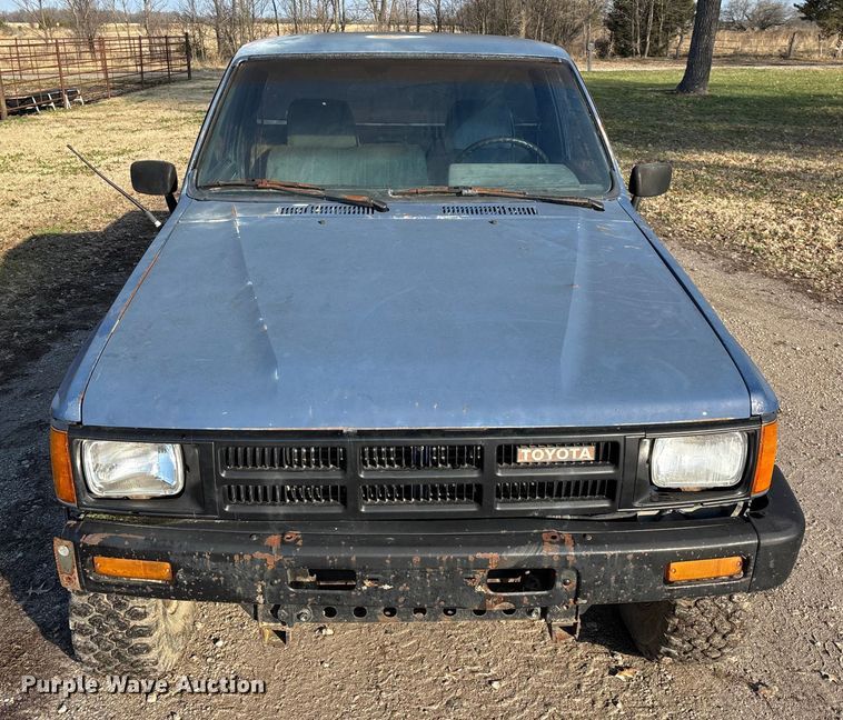 image for item ED2429 1986 Toyota pickup truck