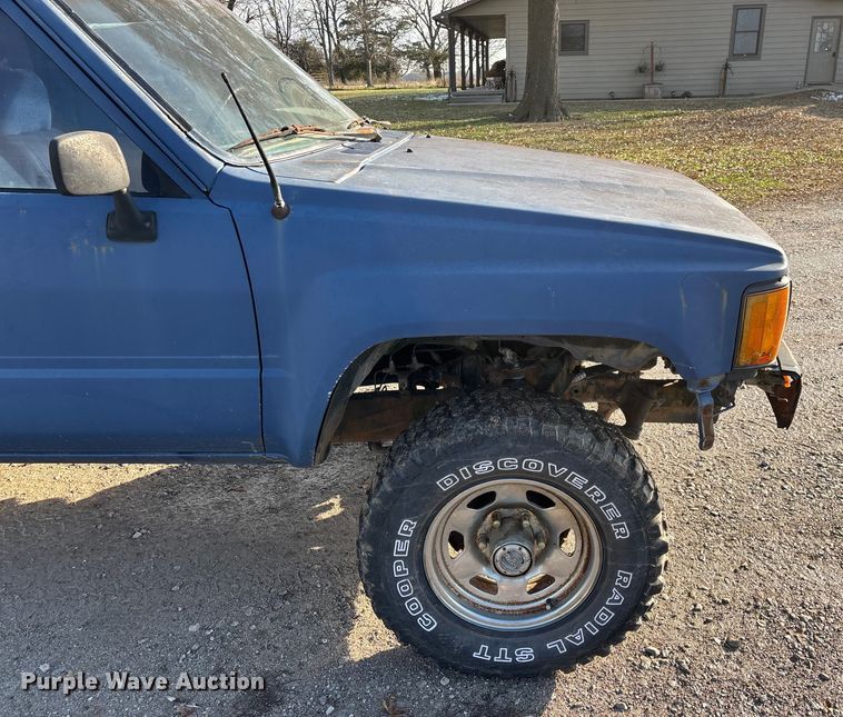 image for item ED2429 1986 Toyota pickup truck