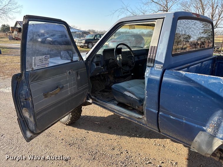 image for item ED2429 1986 Toyota pickup truck