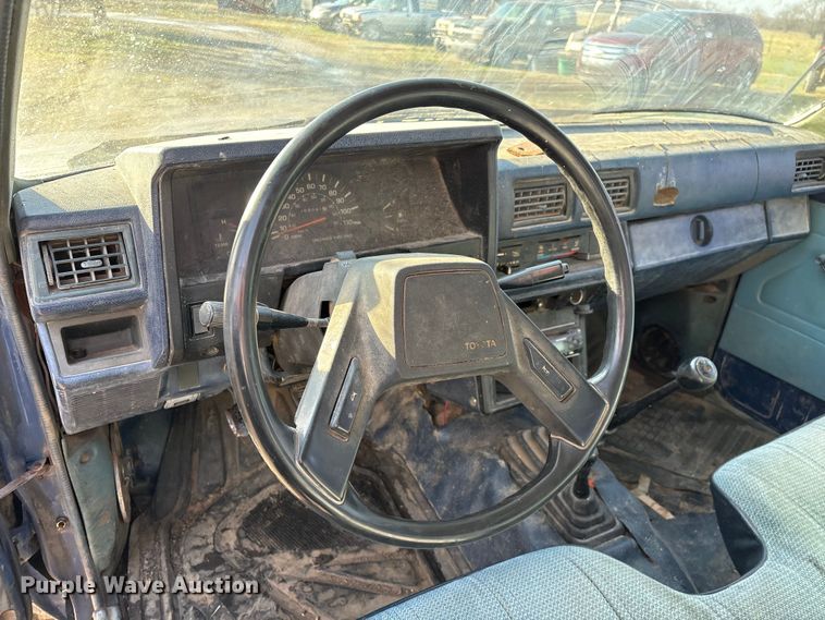 image for item ED2429 1986 Toyota pickup truck