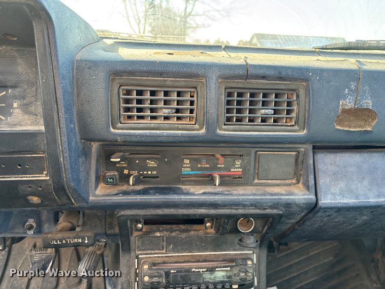 image for item ED2429 1986 Toyota pickup truck