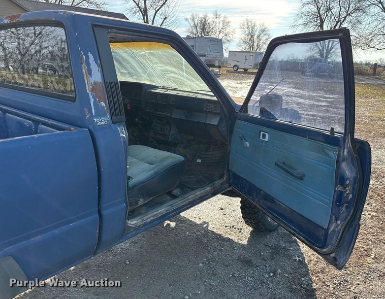 image for item ED2429 1986 Toyota pickup truck