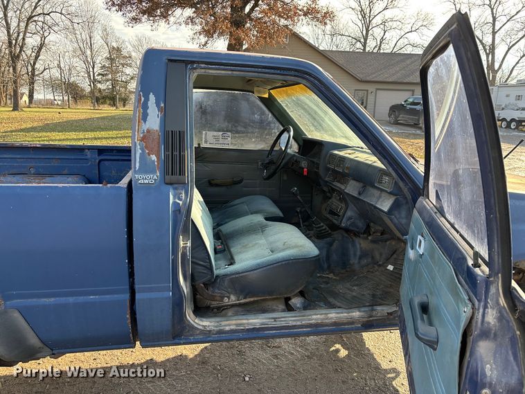 image for item ED2429 1986 Toyota pickup truck