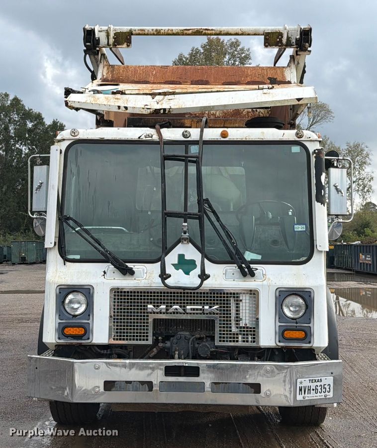 image for item ED5048 1999 Mack refuse truck