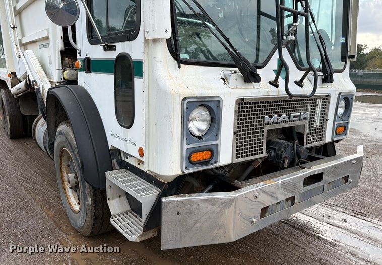 image for item ED5048 1999 Mack refuse truck