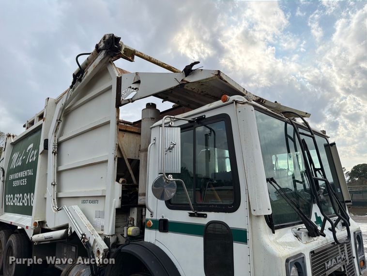 image for item ED5048 1999 Mack refuse truck